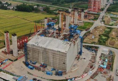 龍?zhí)堕L(zhǎng)江大橋建設(shè)使用起重滑車(chē)