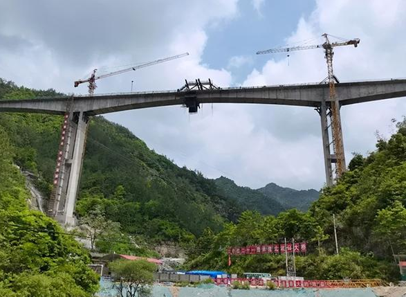 起重滑車助力北坑口大橋順利合龍