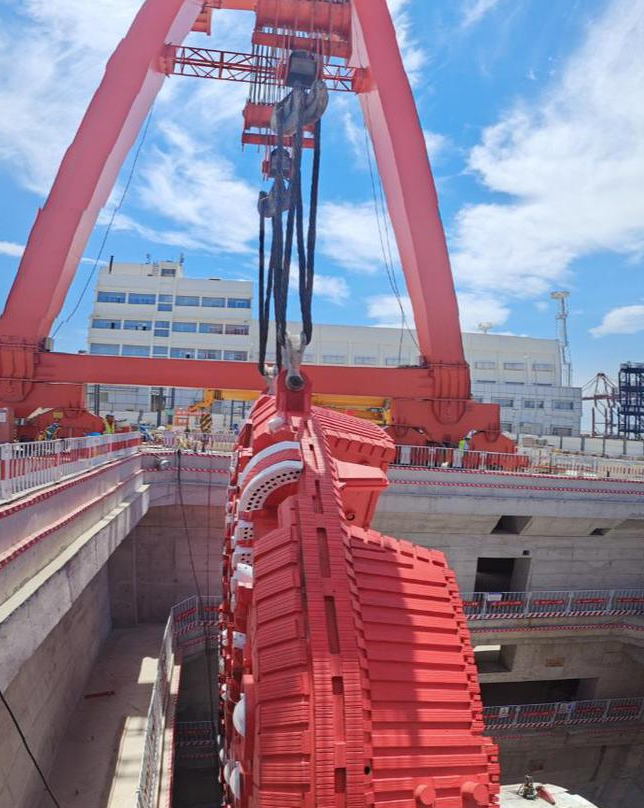 起重滑車吊運最大盾構(gòu)機刀盤順利下井