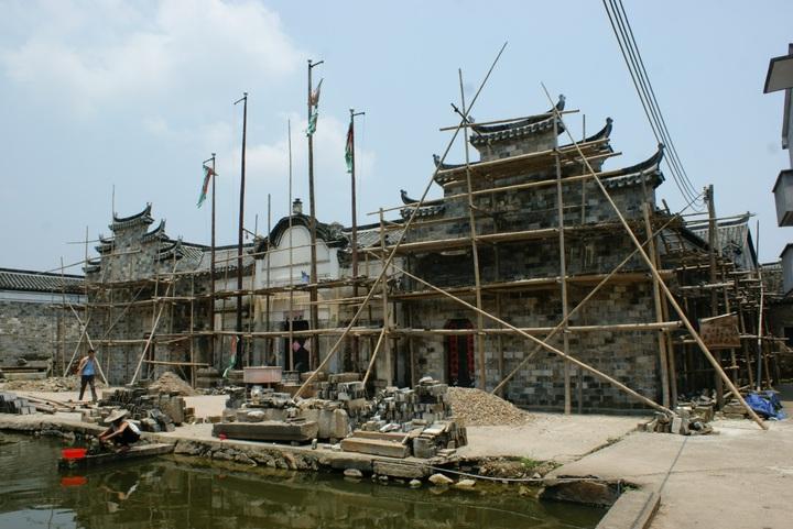 起重滑車(chē)應(yīng)用于建筑群修繕工程