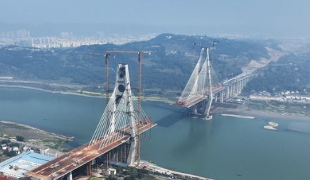 宜賓臨港公鐵兩用長(zhǎng)江大橋鋼箱梁吊裝使用起重滑車