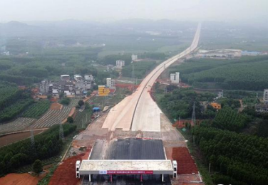 新扶公路建設(shè)使用起重滑車(chē)