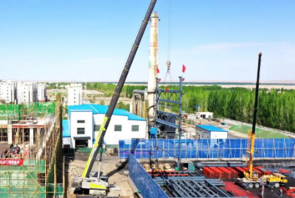 阿克塞縣70MW燃煤熱水鏈條鍋爐建設(shè)項(xiàng)目進(jìn)入吊裝階段