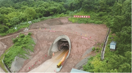 起重滑車助力金甬鐵路牛頭山隧道貫通