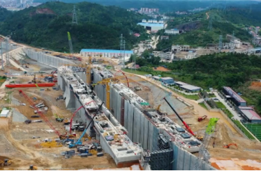 “贛江第一閘”順利封頂