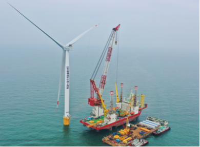 山東首臺平價上網(wǎng)海上風機吊裝成功