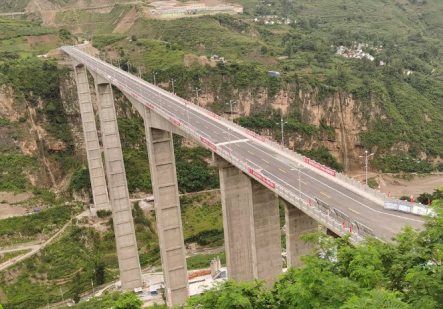 大涼山“世界第一高墩”大橋正式通車