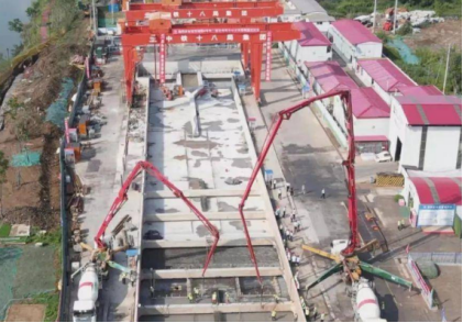 南京地鐵4號(hào)線二期工程首座車站主體結(jié)構(gòu)封頂