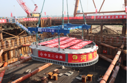 黃河特大橋首節(jié)索塔成功吊裝