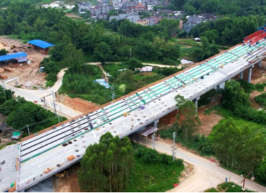 南湛高速玉林段雞麻塘大橋?qū)崿F(xiàn)全幅貫通
