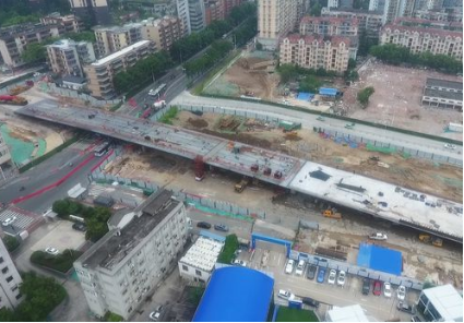 煙臺(tái)山海路項(xiàng)目首段鋼箱梁成功架設(shè)