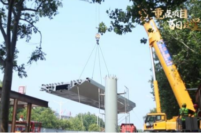 德州市東風東路過街天橋項目吊裝鋼箱梁