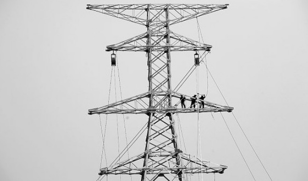 電力鐵塔放線工作中小小起重滑車(chē)用途大