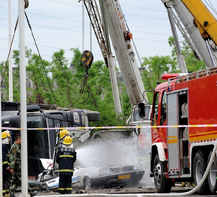 80噸砂石車(chē)突然爆胎致使三人遇難