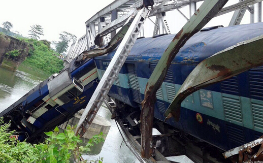起重滑車拯救印度脫軌火車