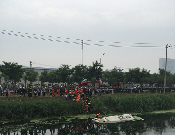 吊環(huán)型滑車全力助陣救助天津墜河客車