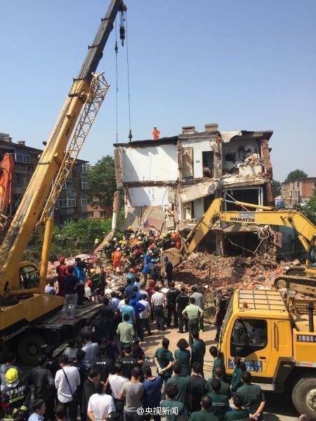 遼寧樓房爆炸垮塌2人被困工人巧妙使用滑車全力營救