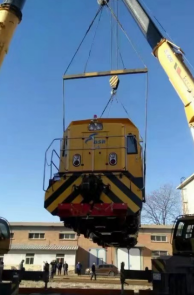 起重滑車打通設(shè)備運(yùn)輸?shù)淖詈笠还? title=